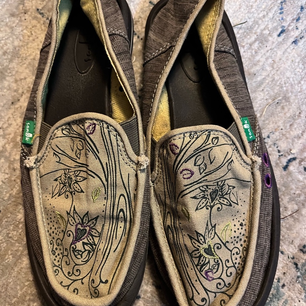 Sanuk Gray and Black Flats with Artistic Design Donna Hemp Size 6